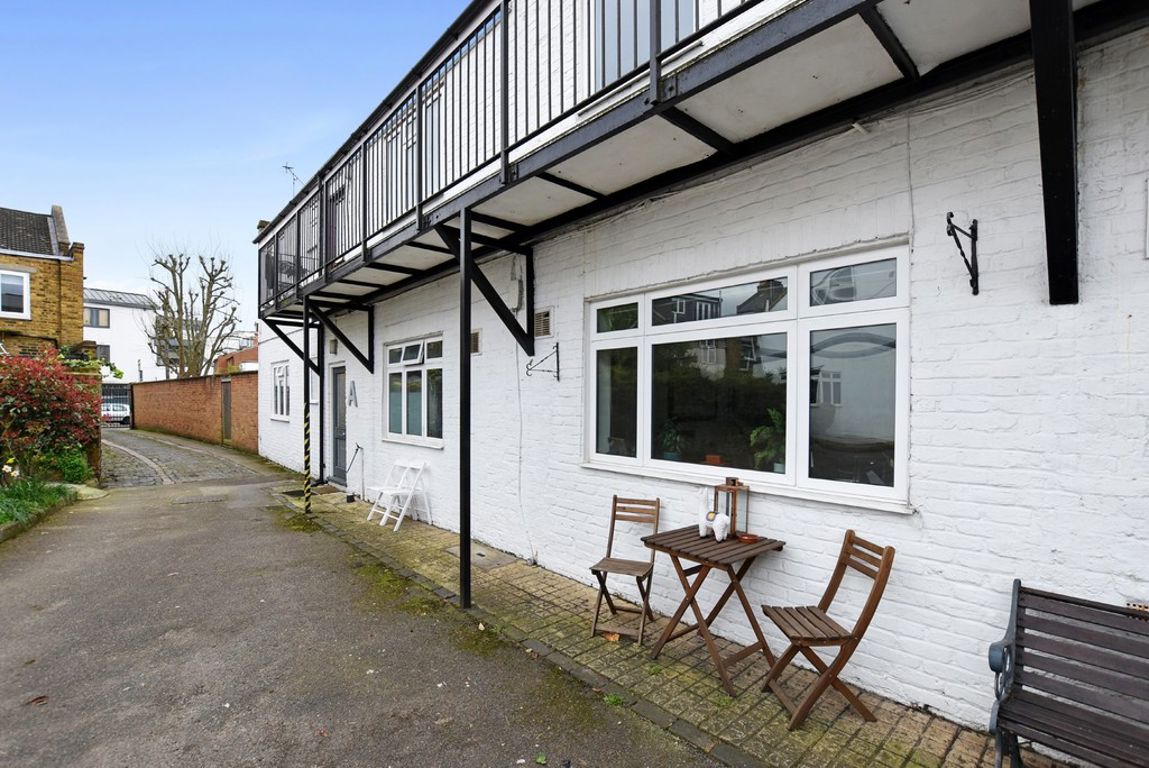 1 bed property in Warfield Road, London
