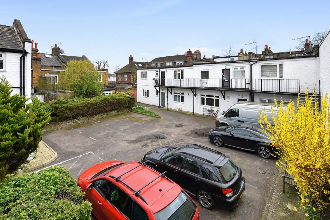 1 bed property in Warfield Road, London