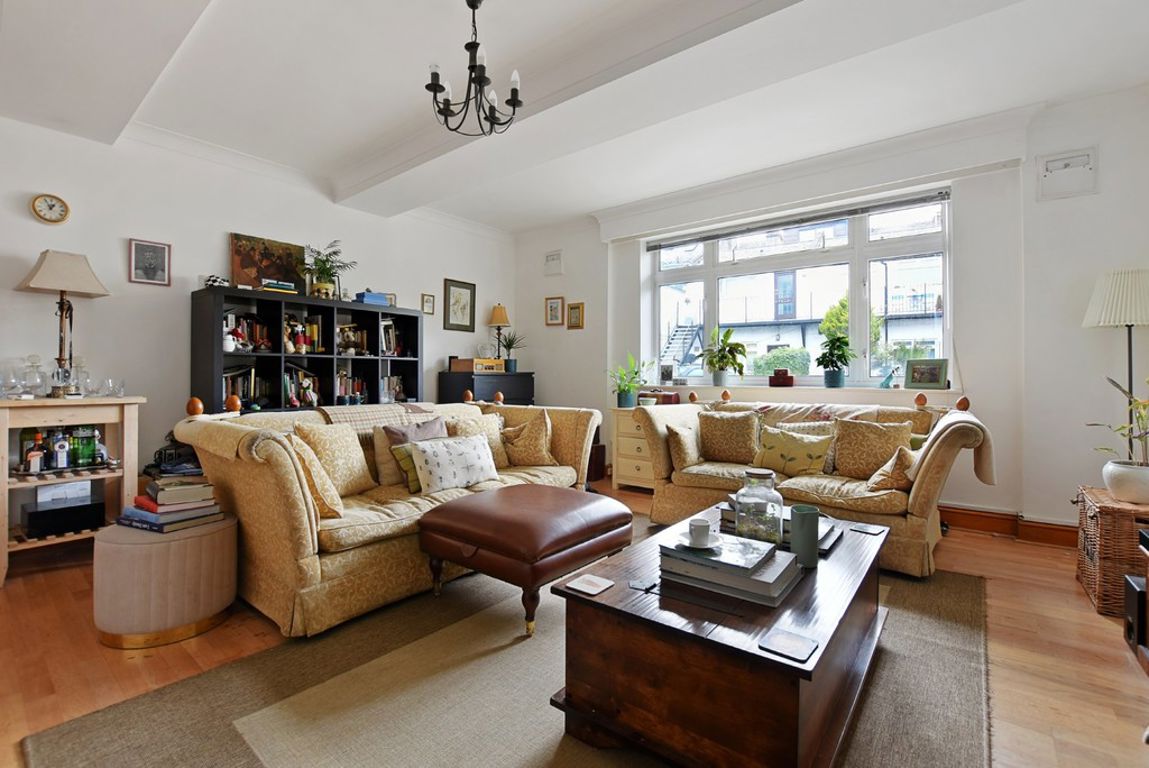 1 bed property in Warfield Road, London