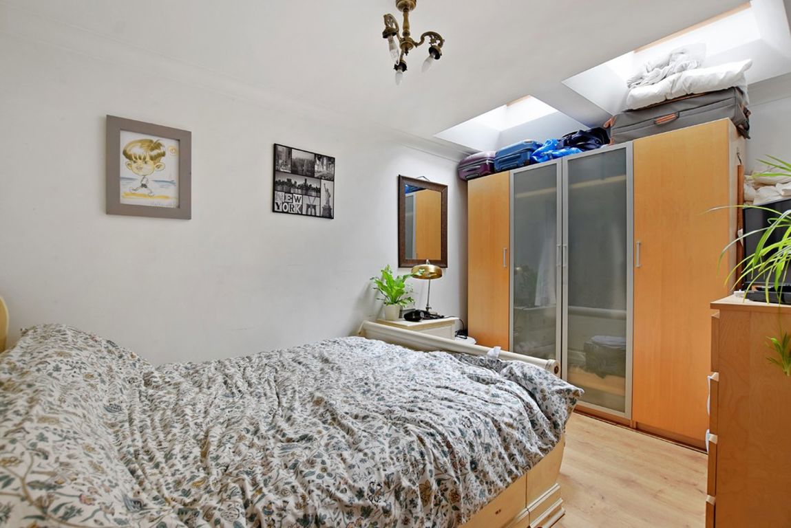 1 bed property in Warfield Road, London