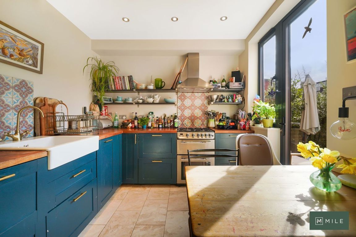 2 bed property in St Johns Avenue, London