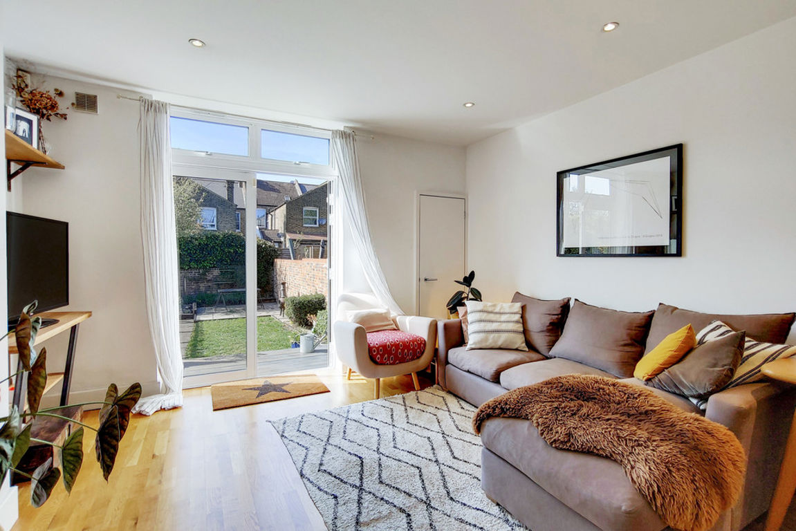 2 bed property in Ridley Road, London