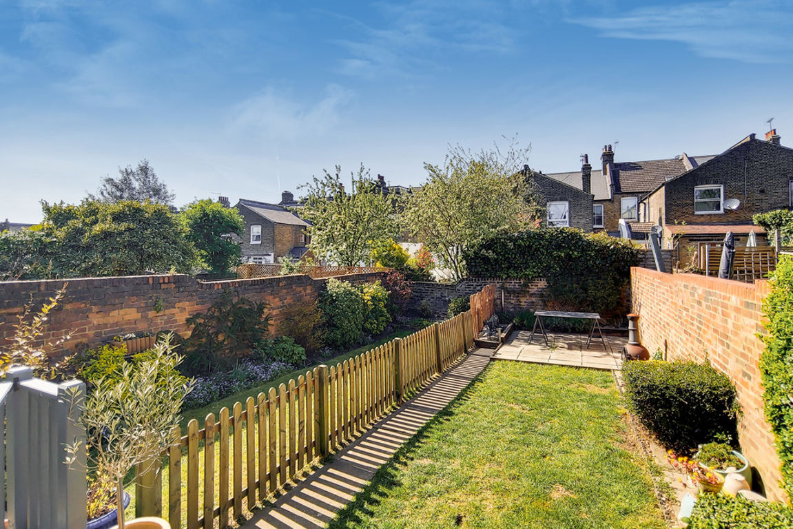 2 bed property in Ridley Road, London