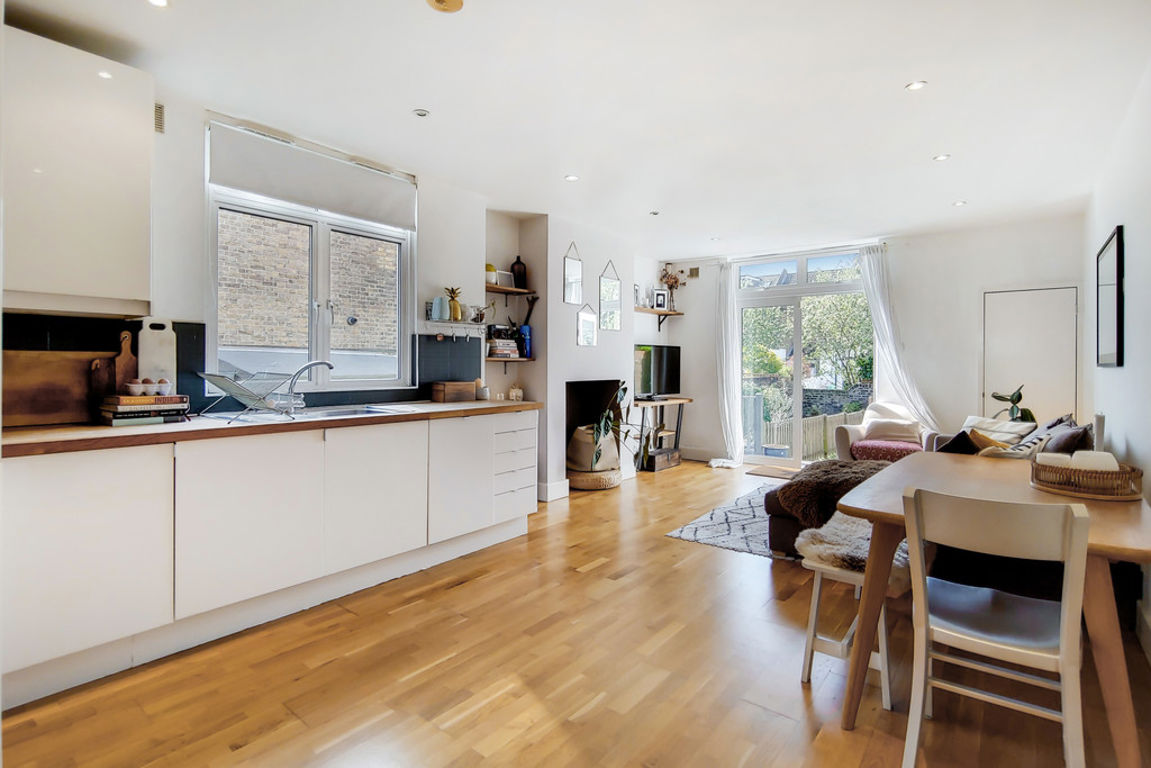 2 bed property in Ridley Road, London