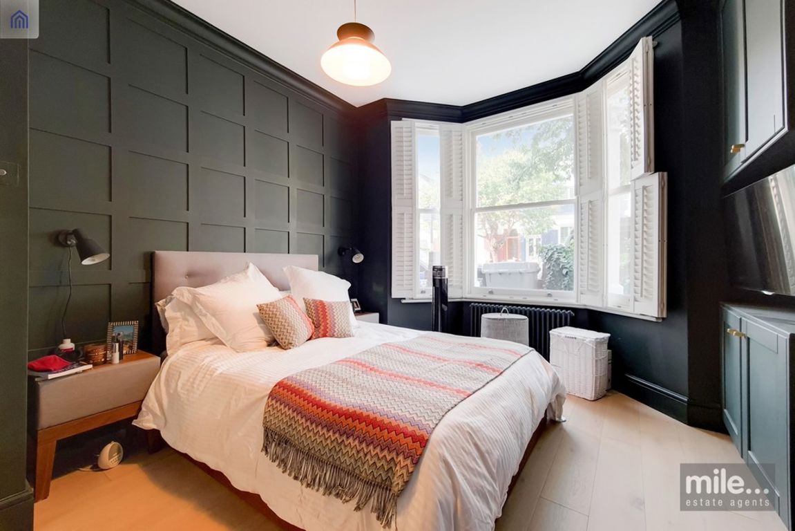 2 bed property in Tennyson Road, London
