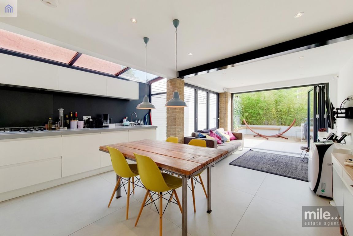 2 bed property in Tennyson Road, London
