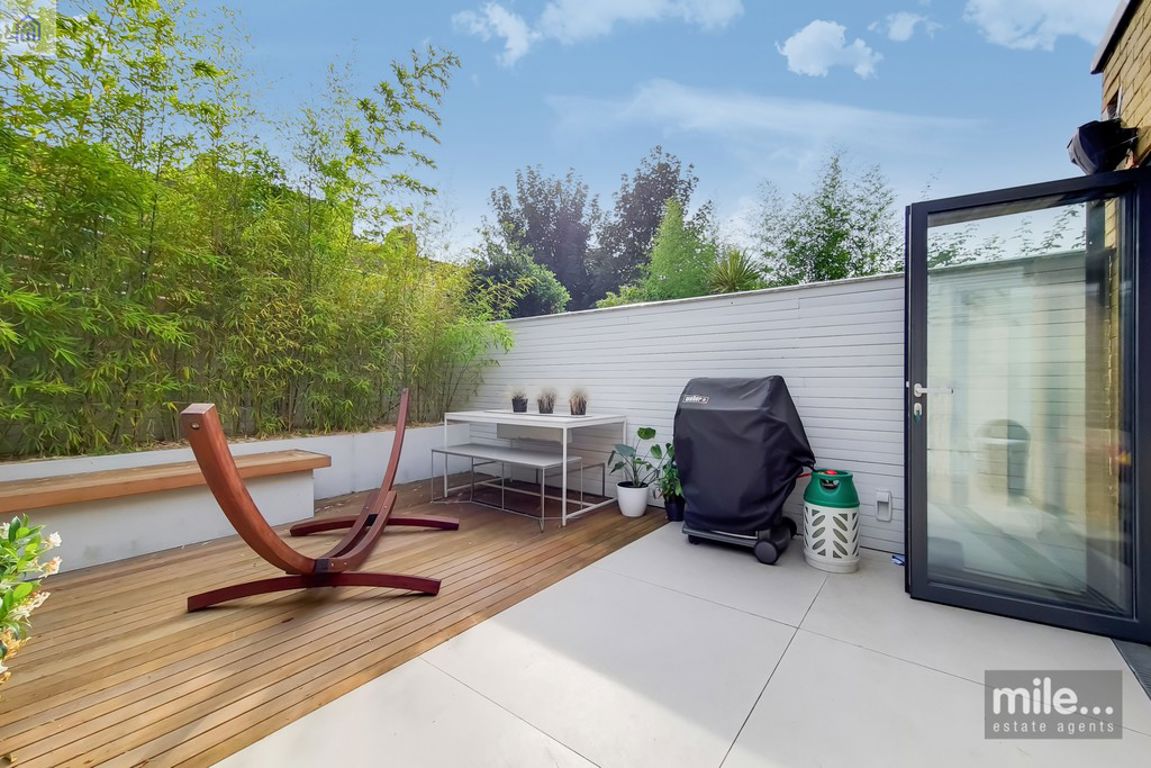 2 bed property in Tennyson Road, London