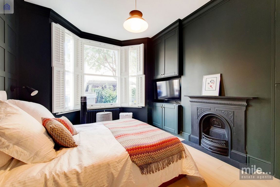 2 bed property in Tennyson Road, London