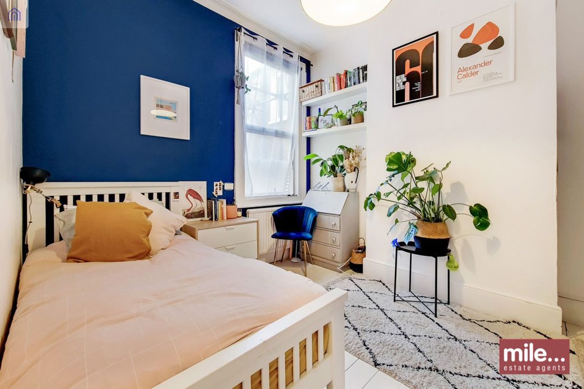 2 bed property in Clifford Gardens, London
