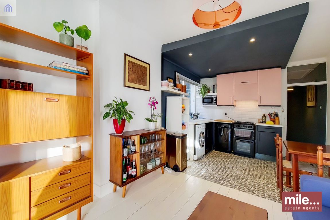 2 bed property in Clifford Gardens, London