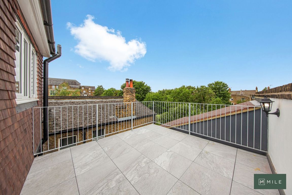 3 bed property in Purves Road, London