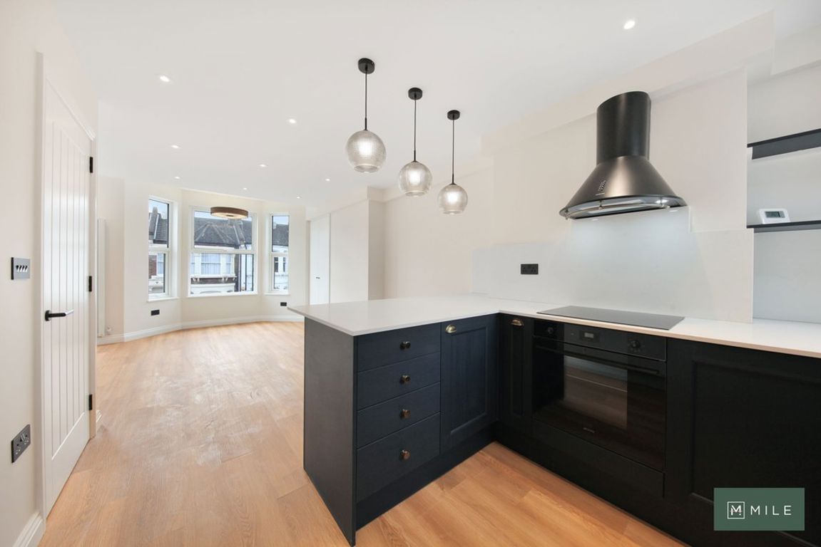 3 bed property in Purves Road, London
