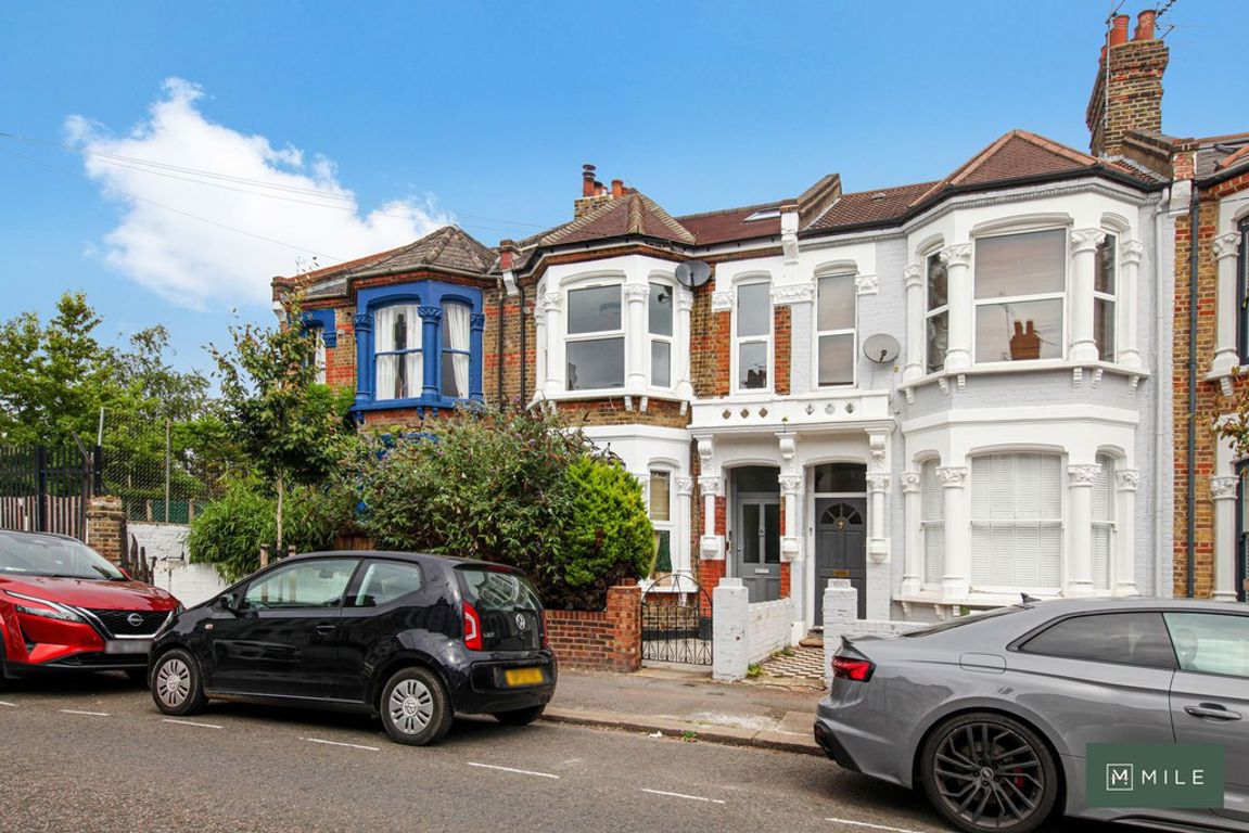 3 bed property in Purves Road, London