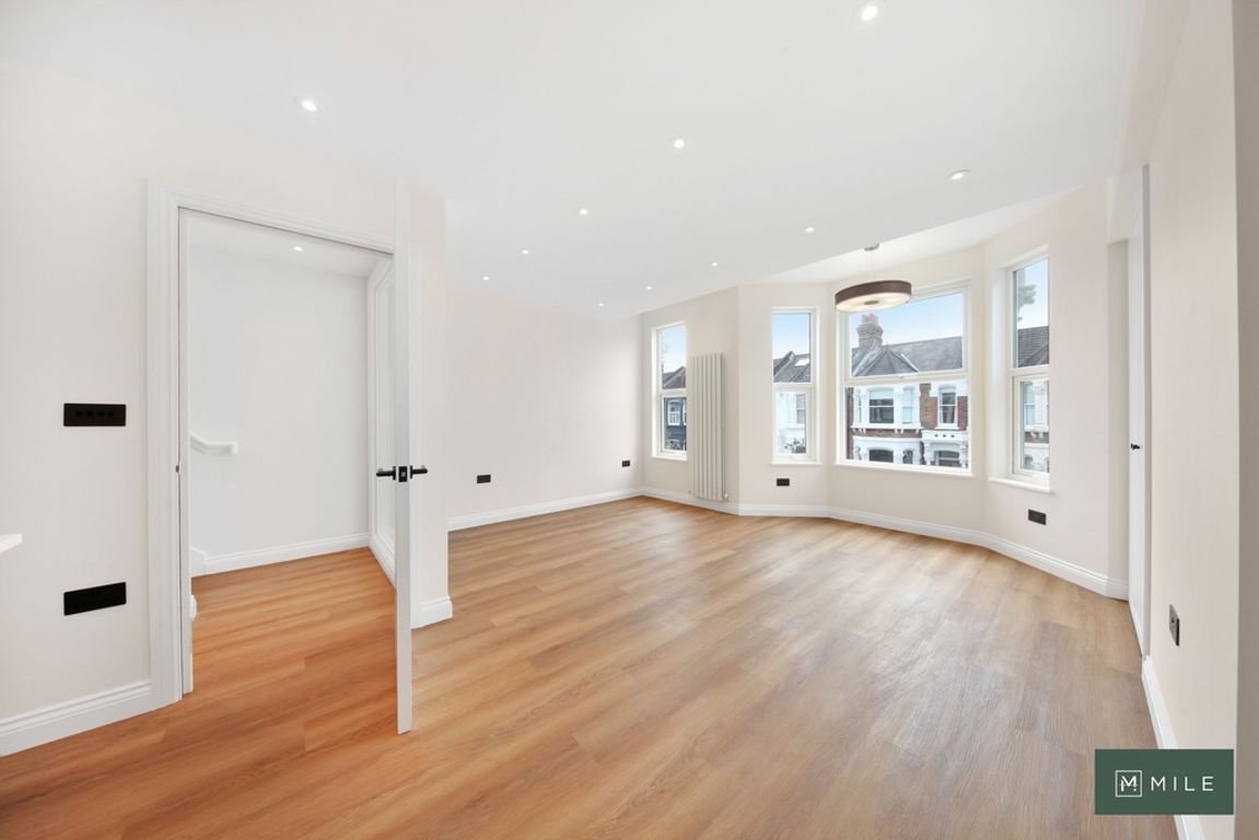 3 bed property in Purves Road, London