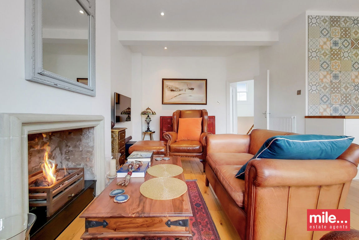2 bed property in Denholme Road, London