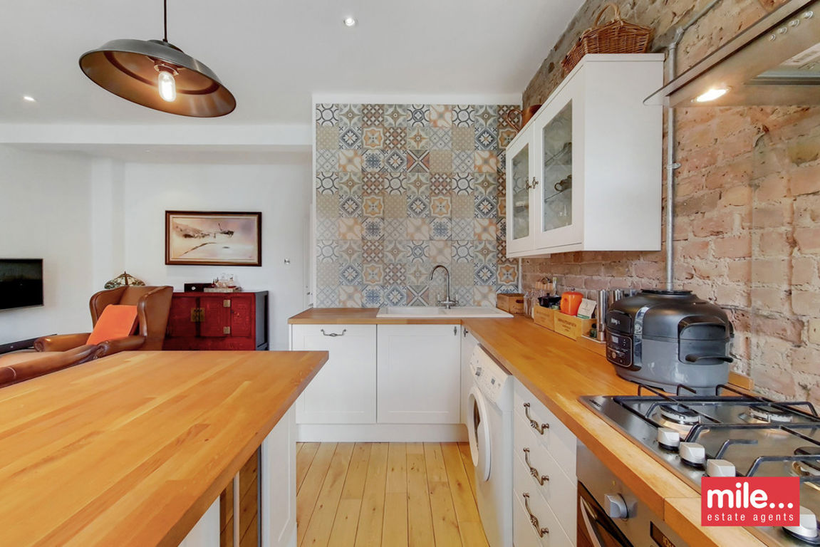 2 bed property in Denholme Road, London