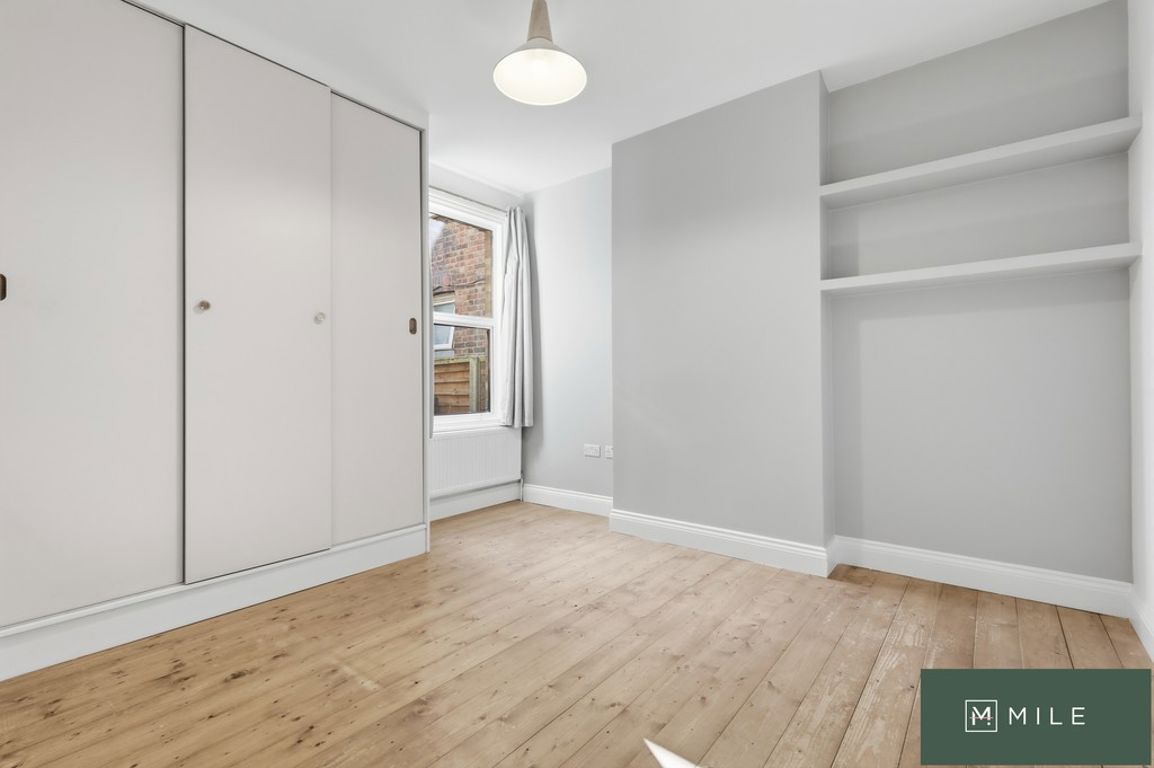 2 bed property in Hillside, London