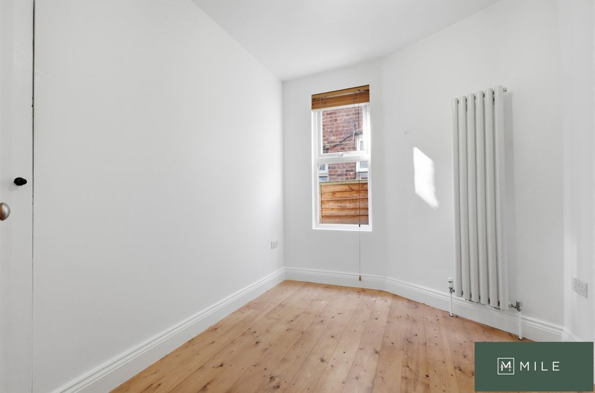 2 bed property in Hillside, London