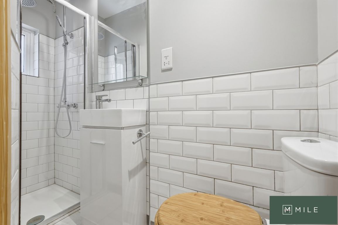 2 bed property in Hillside, London