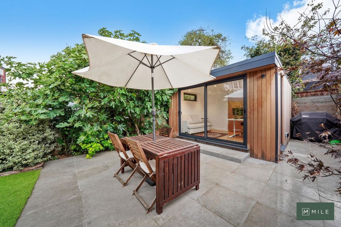 2 bed property in Doyle Gardens, London
