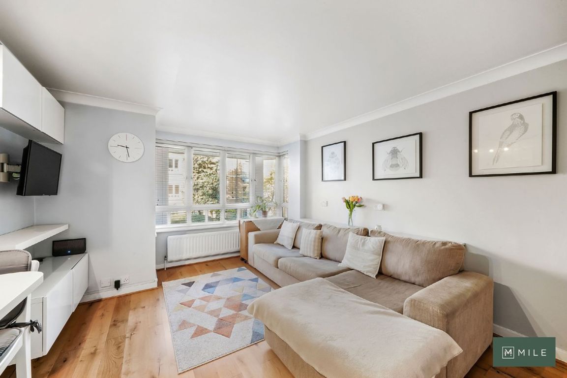 1 bed property in Admiral Walk, London