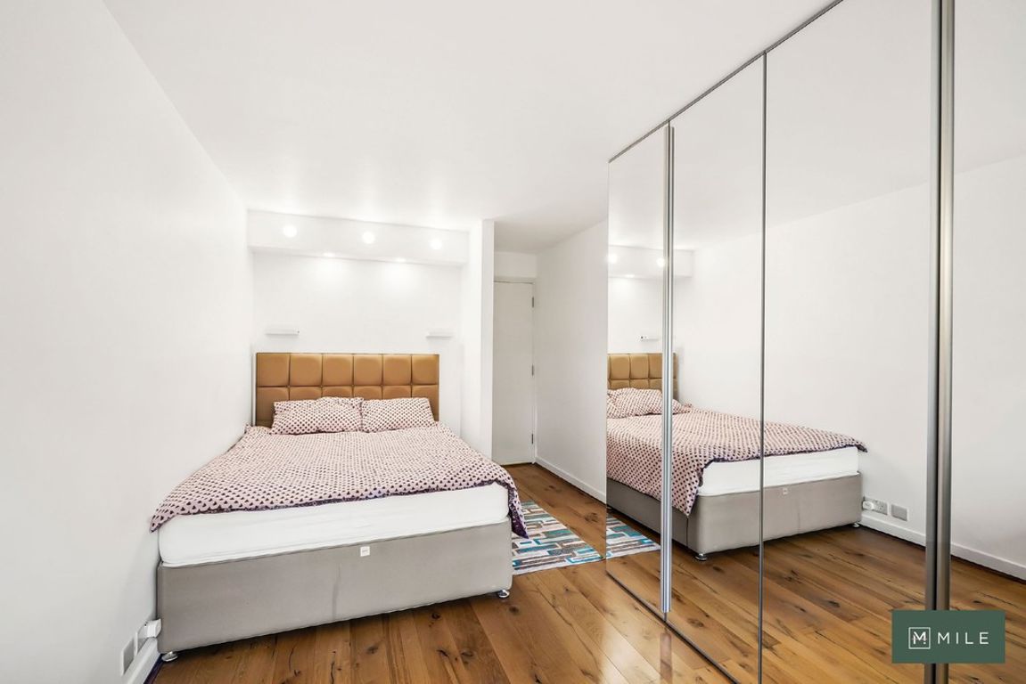 1 bed property in Admiral Walk, London