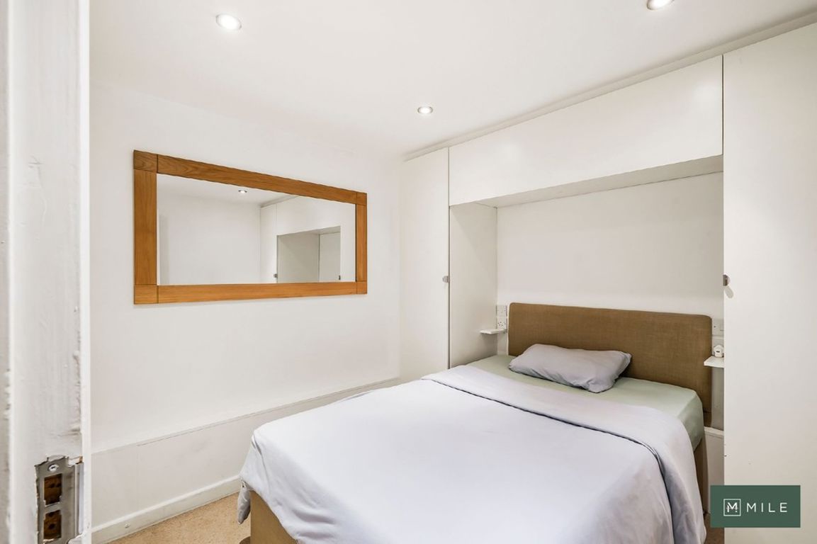 1 bed property in Admiral Walk, London