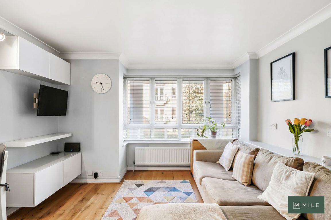 1 bed property in Admiral Walk, London