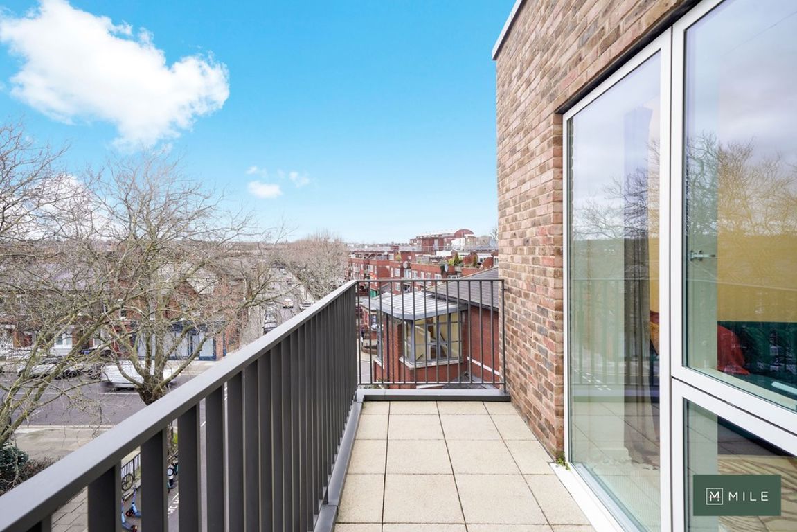 2 bed property in Third Avenue, London