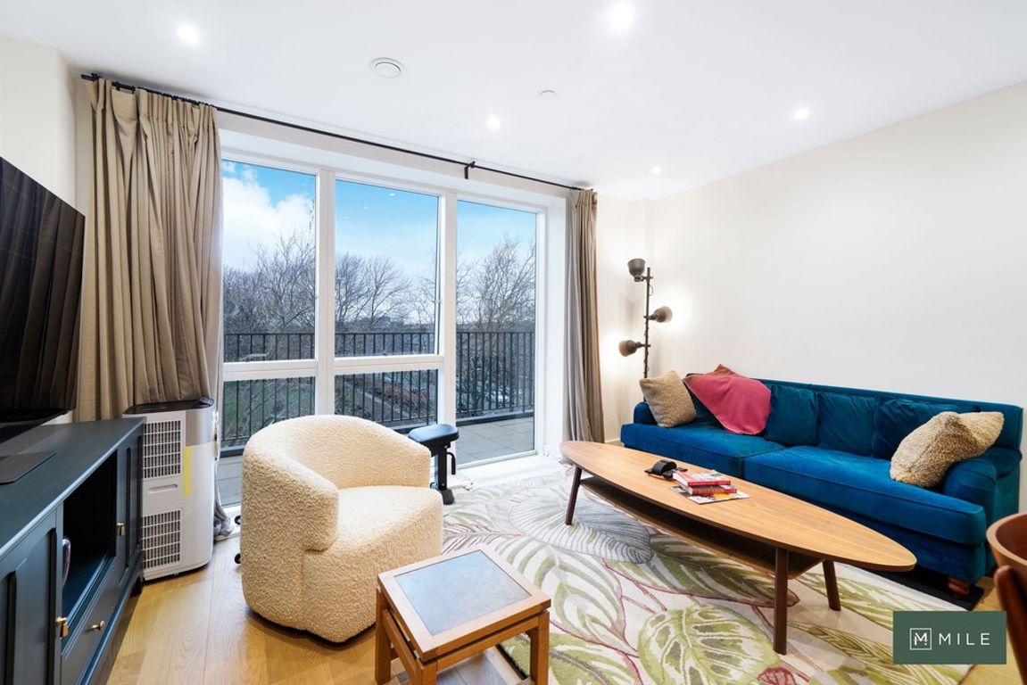 2 bed property in Third Avenue, London