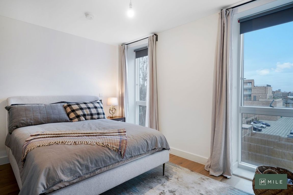 2 bed property in Third Avenue, London