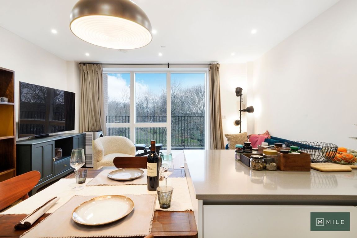 2 bed property in Third Avenue, London