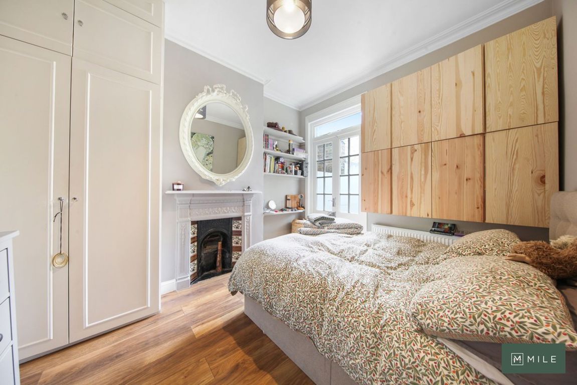 2 bed property in Ashburnham Road, London