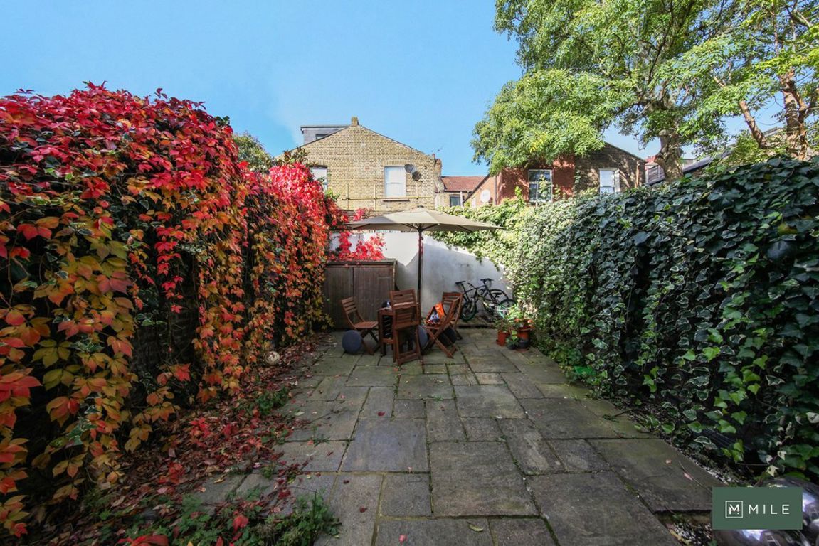 2 bed property in Ashburnham Road, London