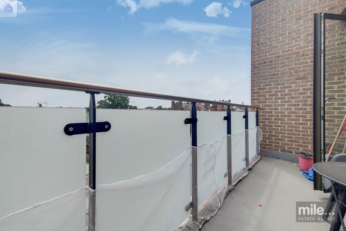 2 bed property in Church Road, London