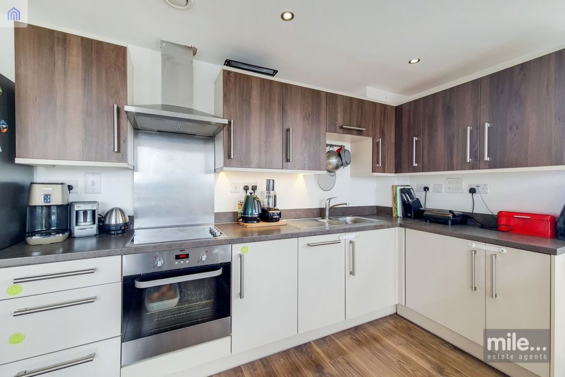 2 bed property in Church Road, London