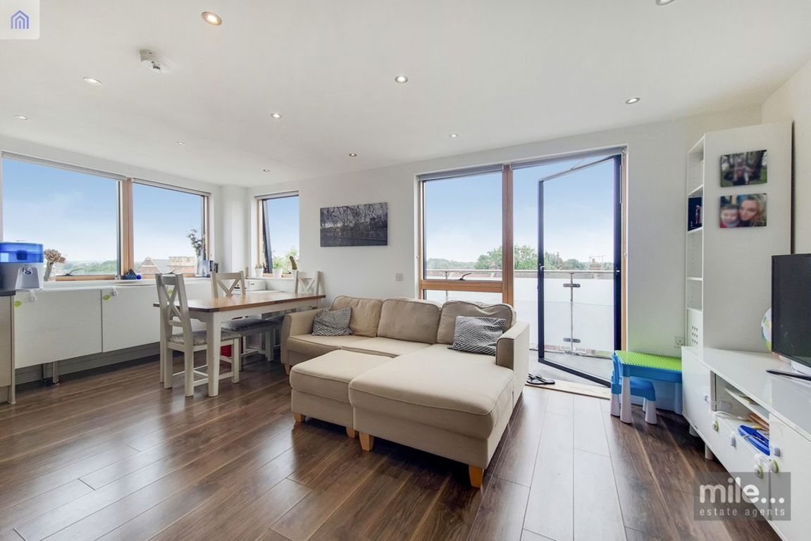 2 bed property in Church Road, London