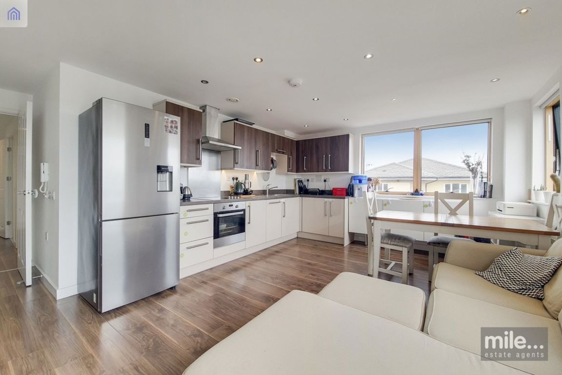 2 bed property in Church Road, London