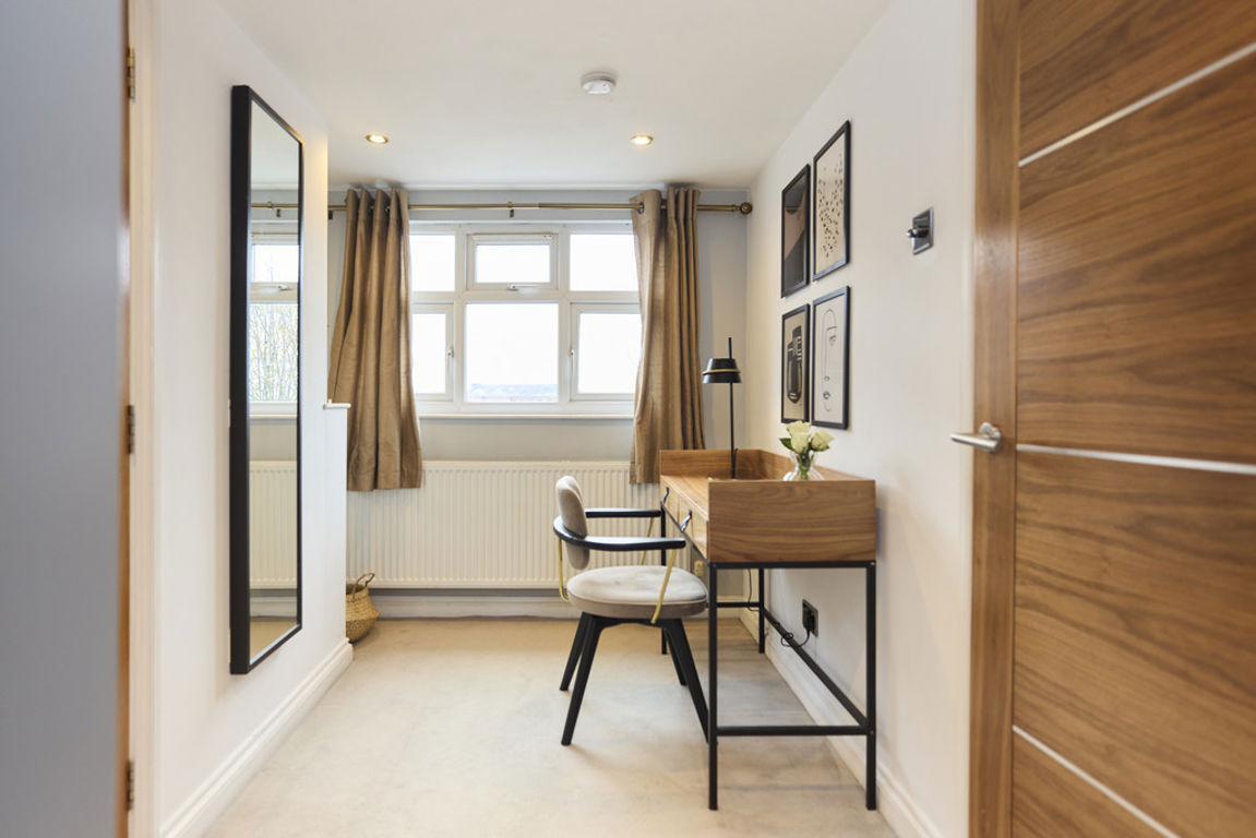 2 bed property in Burrows Road, London