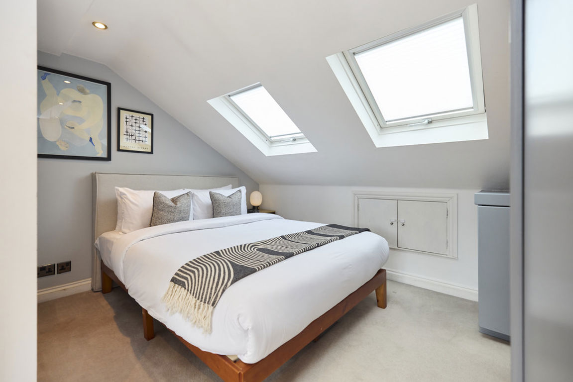 2 bed property in Burrows Road, London