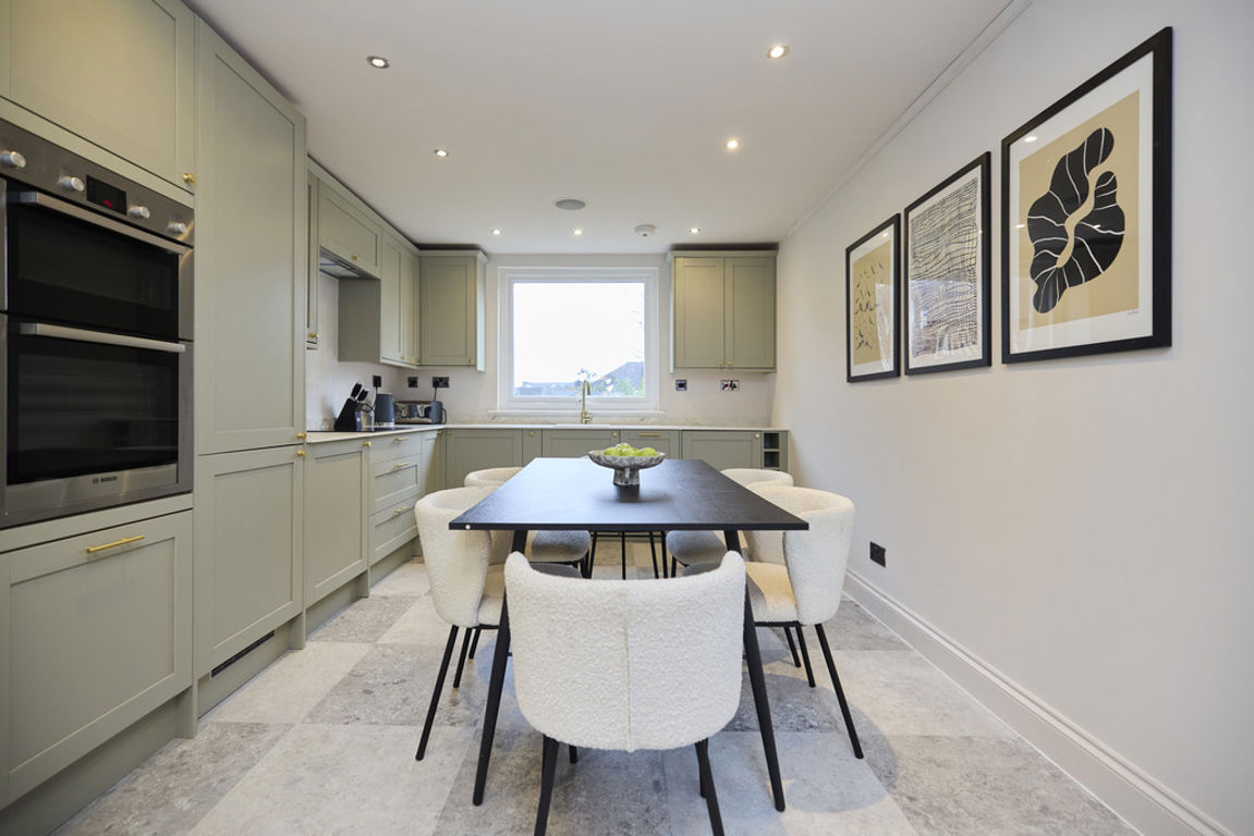 2 bed property in Burrows Road, London