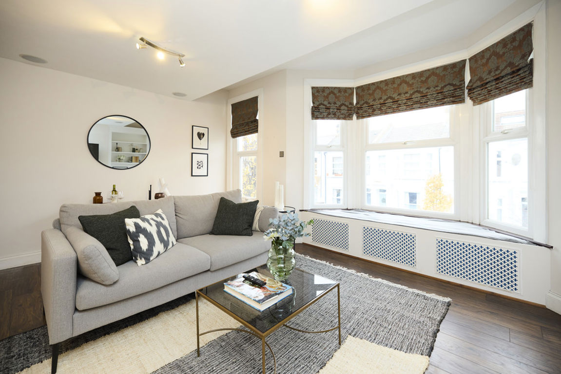 2 bed property in Burrows Road, London