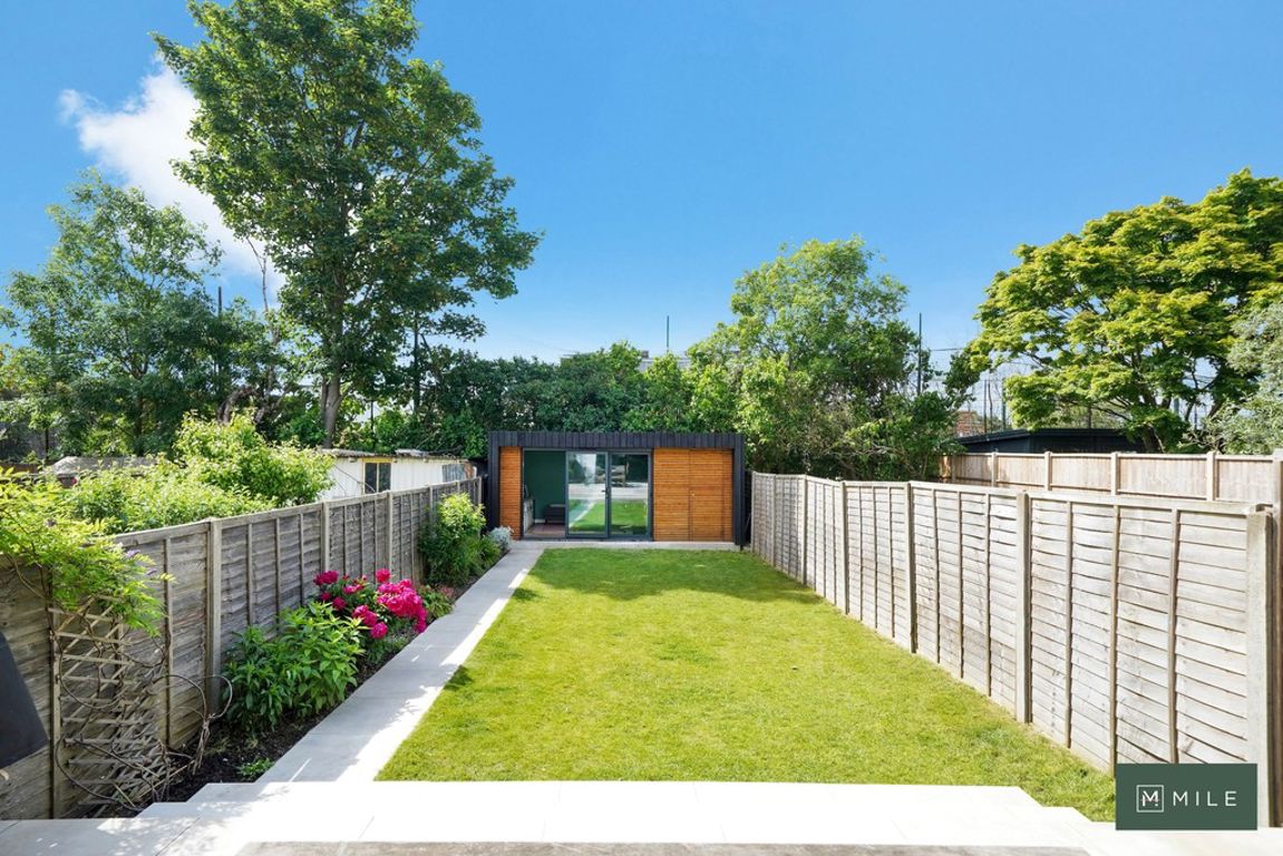 5 bed property in Bramston Road, London