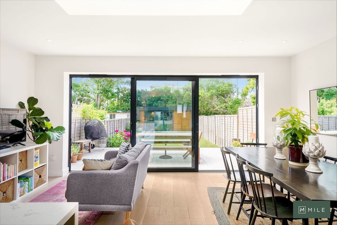 5 bed property in Bramston Road, London