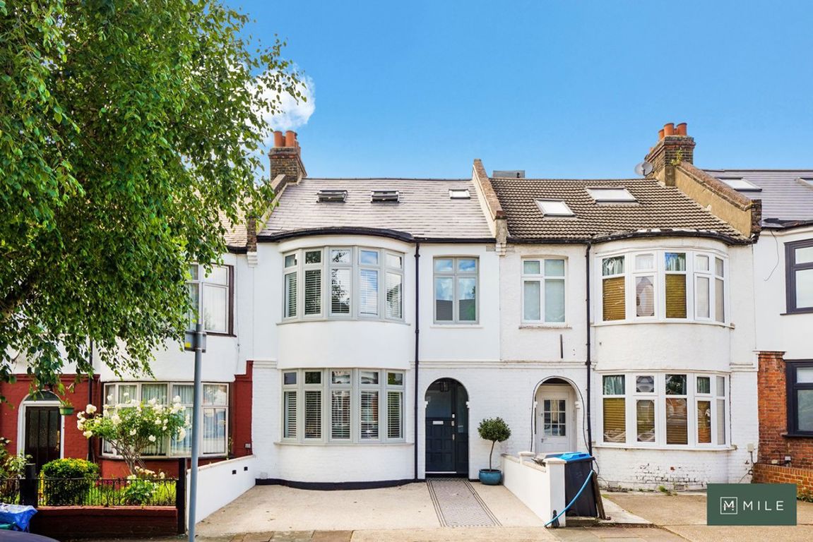 5 bed property in Bramston Road, London