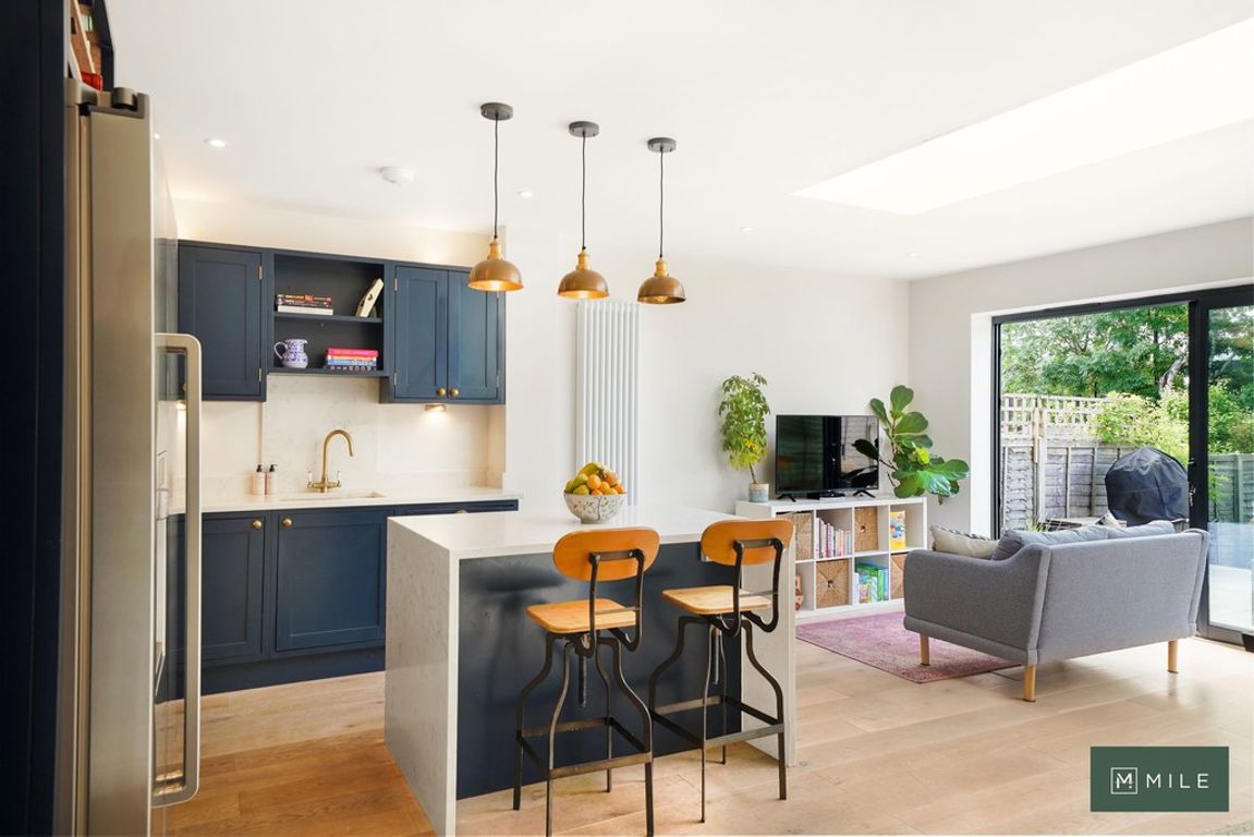 5 bed property in Bramston Road, London