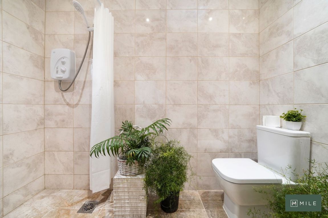 2 bed property in Holland Road, London