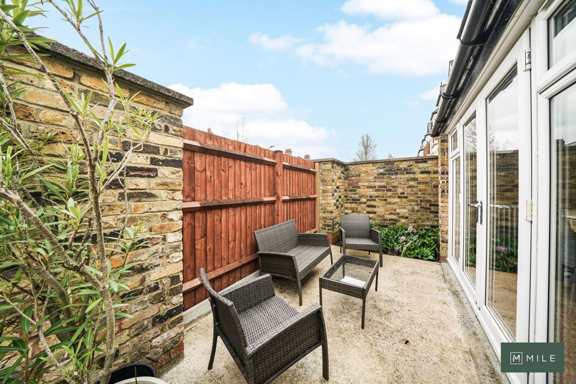 1 bed property in Wrottesley Road, London