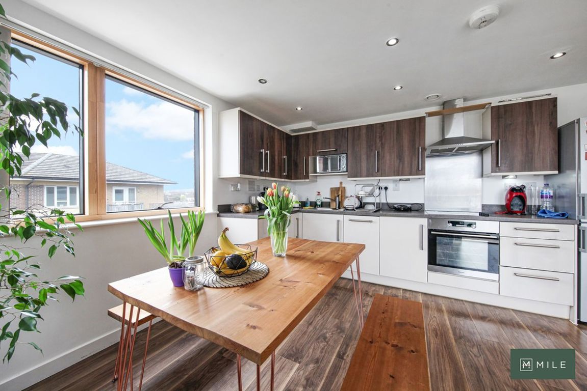 2 bed property in Armstrong Road, London