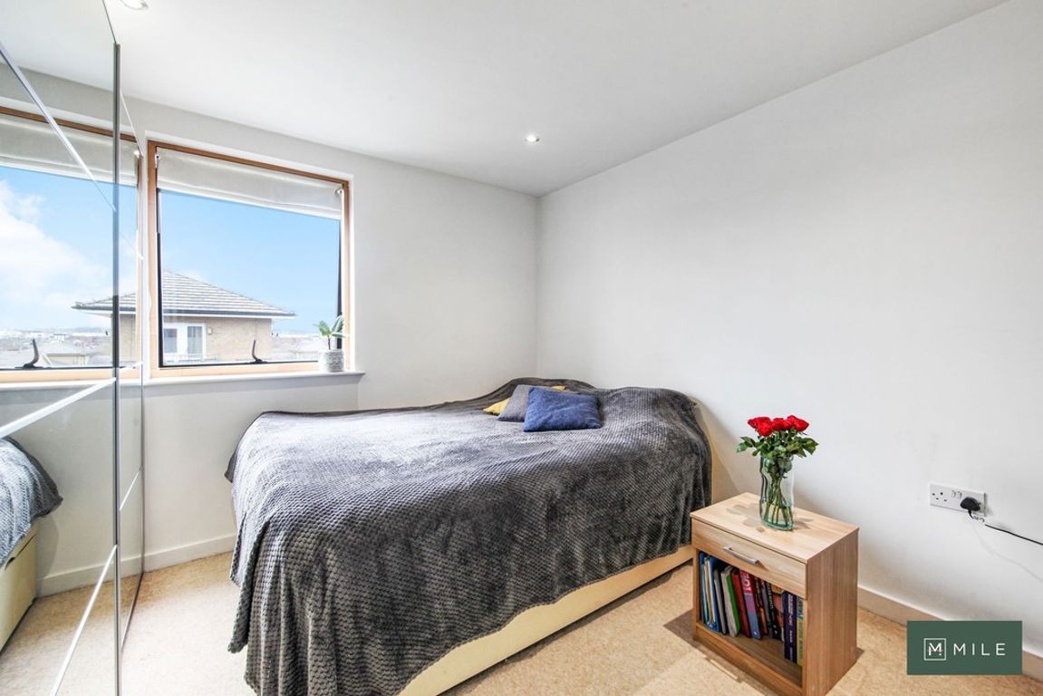 2 bed property in Armstrong Road, London